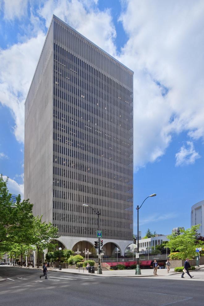 IBM广场是一座20层的建筑，有12个石拱，包括一个优雅的螺旋楼梯和一个玻璃封闭的大厅.