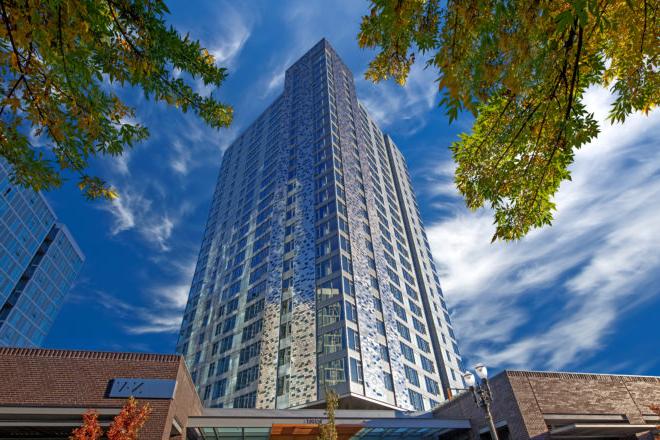 NV是一座26层的豪华公寓建筑，有着现代的金属装饰.